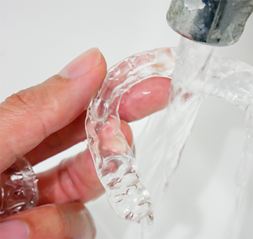 Cleaning a clear aligner in the sink