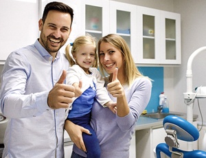 A husband and wife with their little girl in the dentist’s office