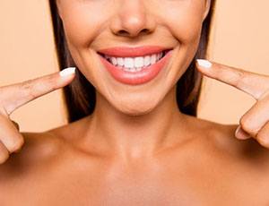 a patient in Richardson smiling after receiving teeth whitening